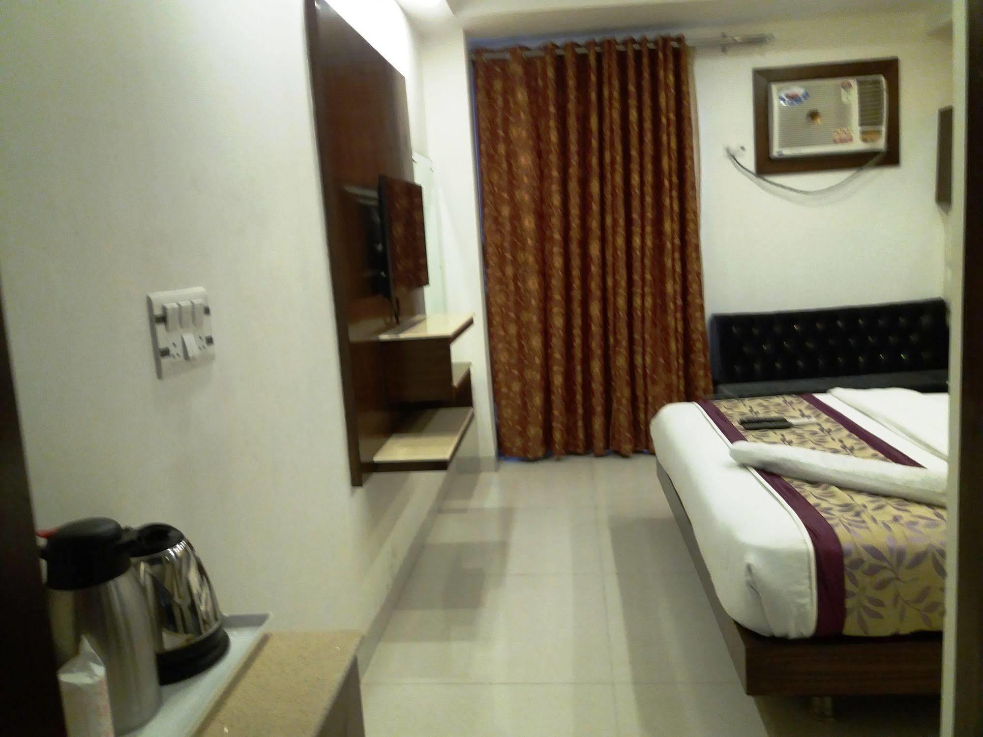 Hotel Station View Opposite New Delhi Railway Exterior photo